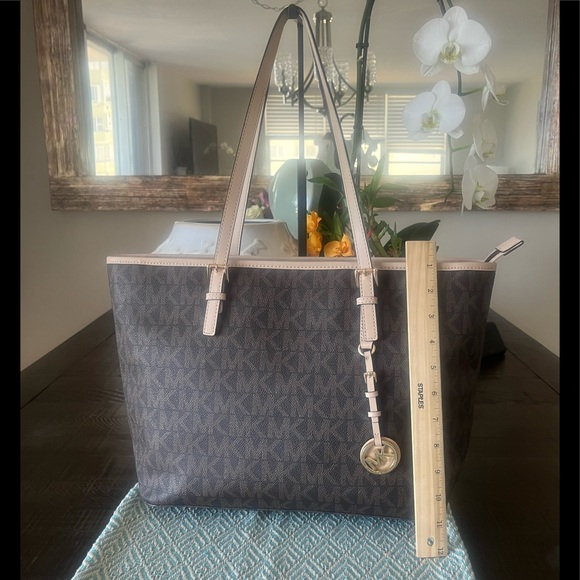 🌺Michael Kors Signature Tote NWOT (Brown & Tan) w/Gold Hardware. - Picture 9 of 11